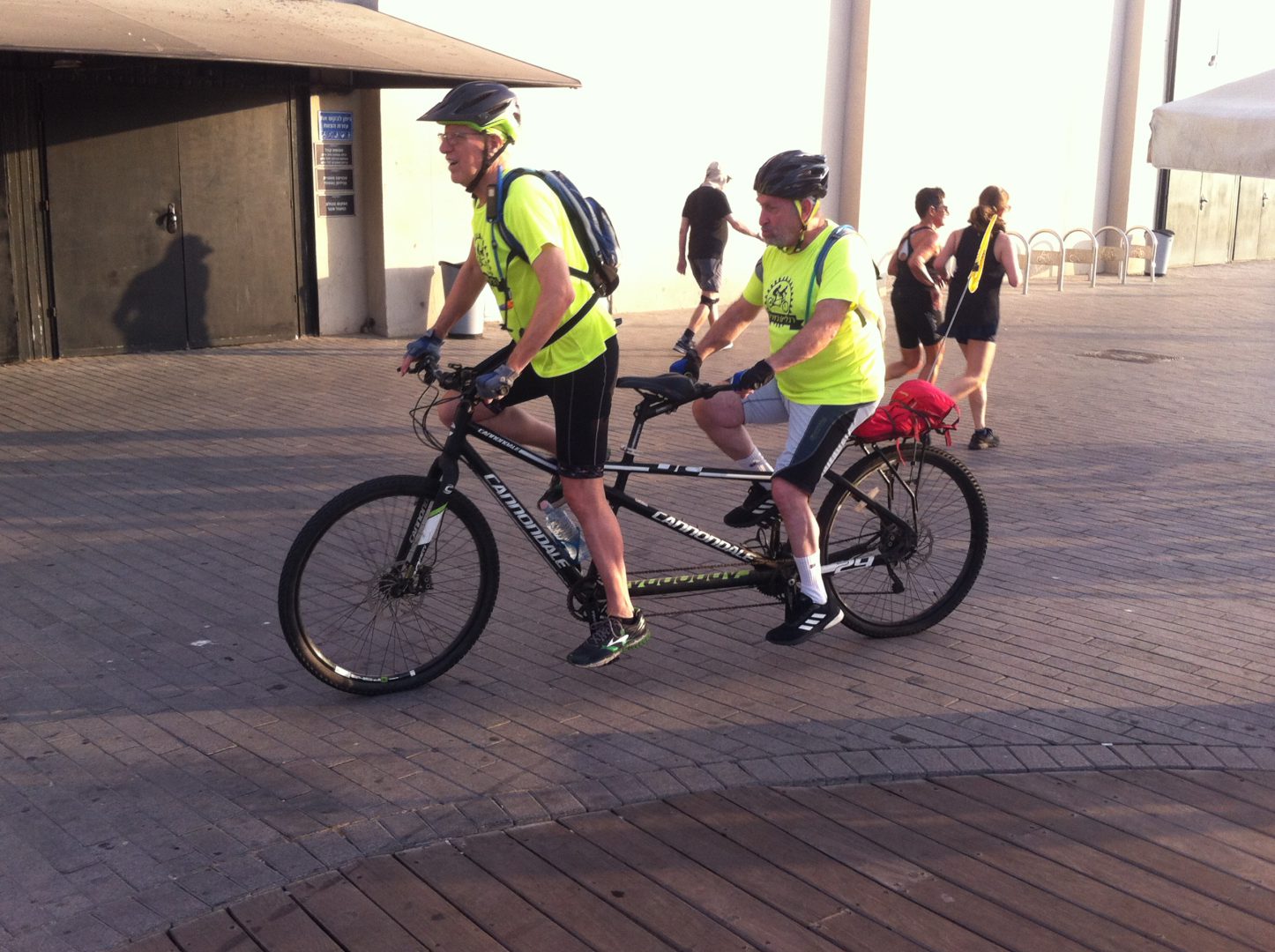 רוכב אחורי ורוכב קידמי בשיתוף פעולה